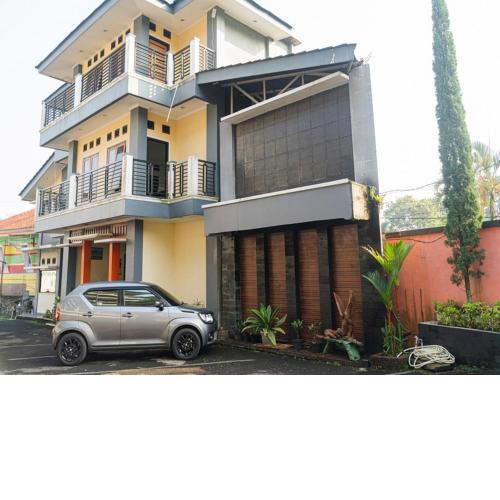 RedDoorz Plus @ Cibogo Puncak 3