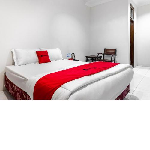 RedDoorz Plus @ Gunungsari Surabaya