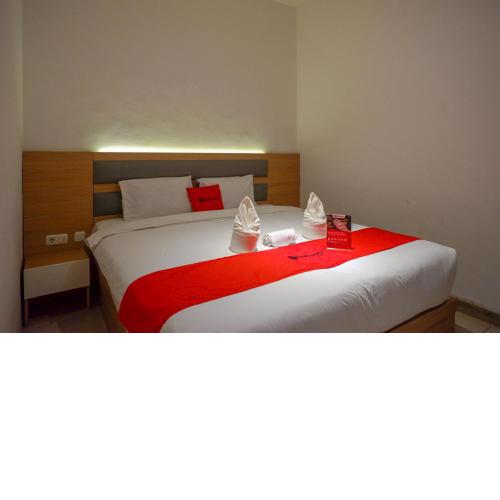 RedDoorz Plus @ Losari Makassar