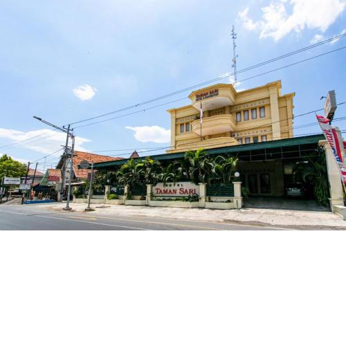 RedDoorz Plus near Alun Alun Karanganyar