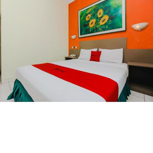 RedDoorz Plus near Alun Alun Kejaksan Cirebon