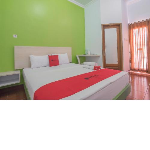 RedDoorz Plus near Alun Alun Kuningan