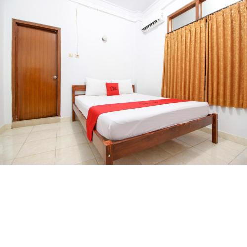 RedDoorz Plus near Alun Alun Selatan