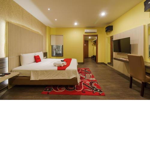 RedDoorz Plus near Dunia Fantasi Ancol
