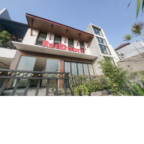 RedDoorz Plus near Green Pramuka Square Mall