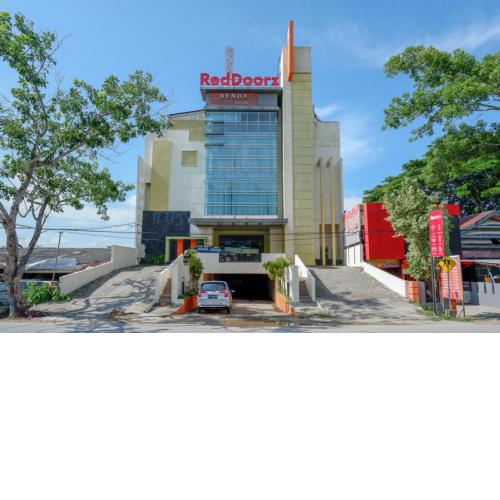 RedDoorz Plus near Hotel Benua Kendari