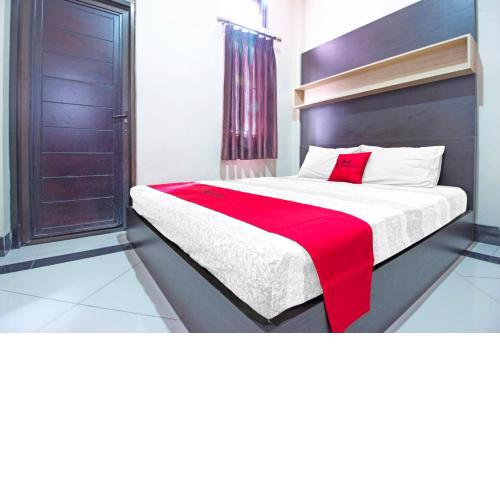 RedDoorz Plus near Isola UPI