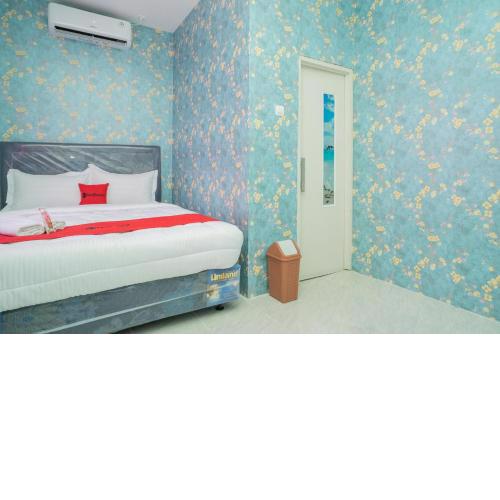 RedDoorz Plus near ITC Cempaka Mas 2