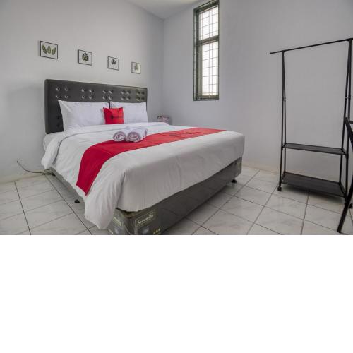 RedDoorz Plus near Jakarta Kota Station