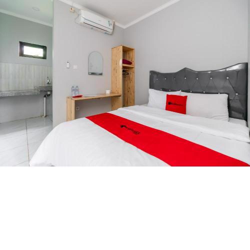 RedDoorz Plus near Jungeland Sentul