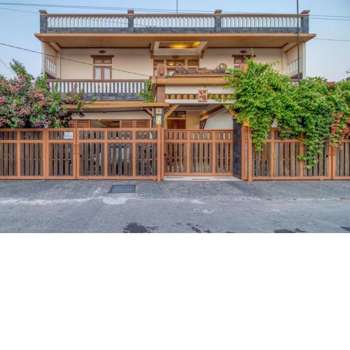 RedDoorz Plus near Lempuyangan Station 4
