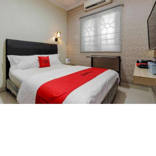RedDoorz Plus near Lippo Cikarang Mall