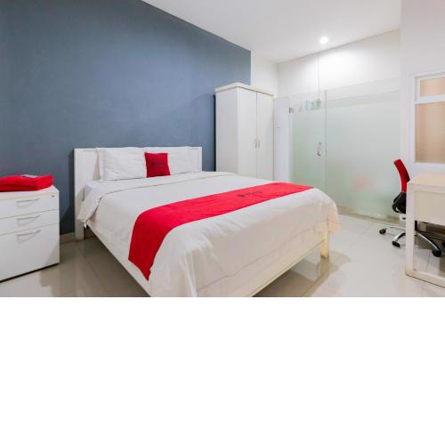 RedDoorz Plus near Living Plaza Jababeka