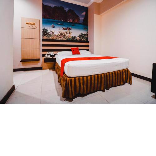 Reddoorz Plus near Makassar Town Square