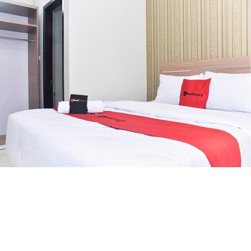 RedDoorz Plus near Malang Town Square