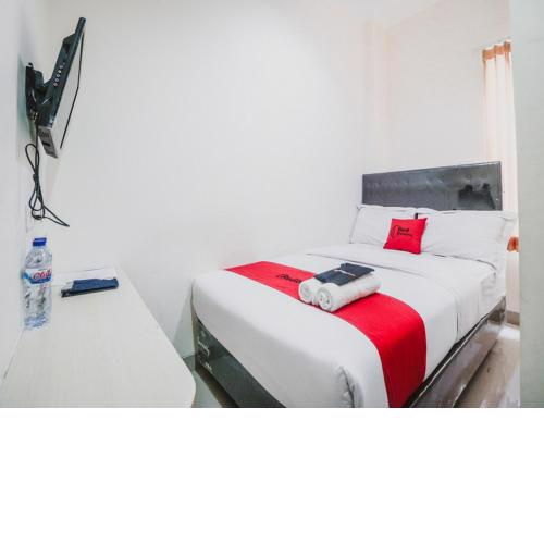 RedDoorz Plus near Mall Ciputra Jakarta