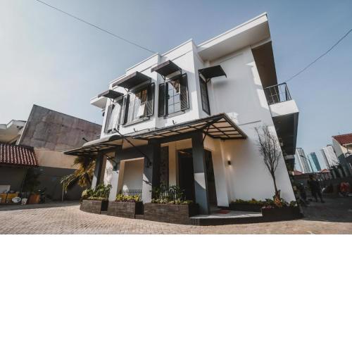 RedDoorz Plus near Mall Slipi Jaya