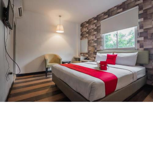RedDoorz Plus near Mangga Besar Station 2