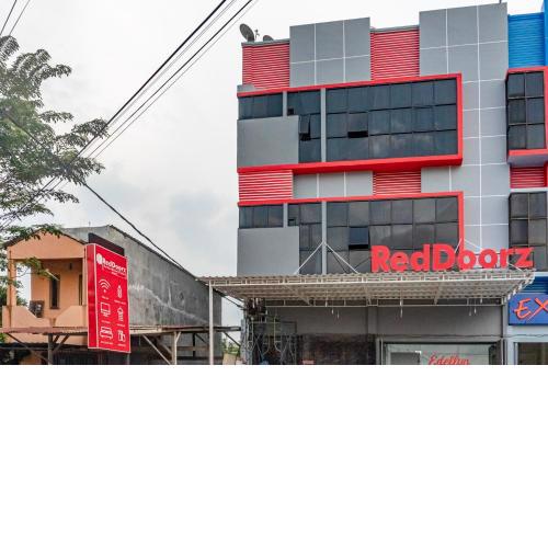 RedDoorz Plus near Millenium ICT Centre Medan 2