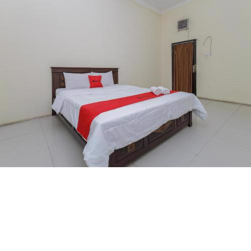 RedDoorz Plus near Museum Angkut Batu 4