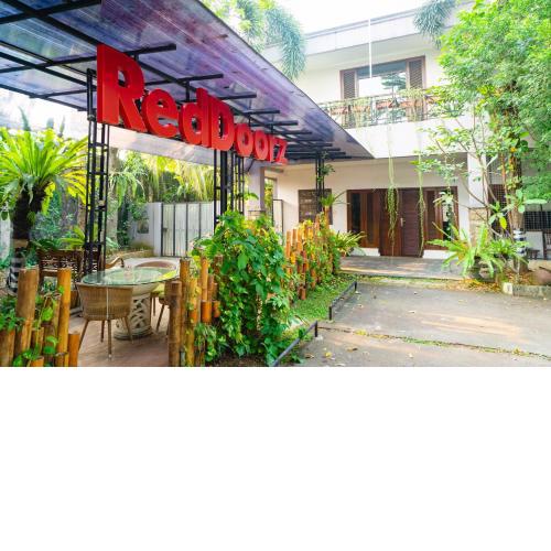 RedDoorz Plus near One Bell Park Avenue