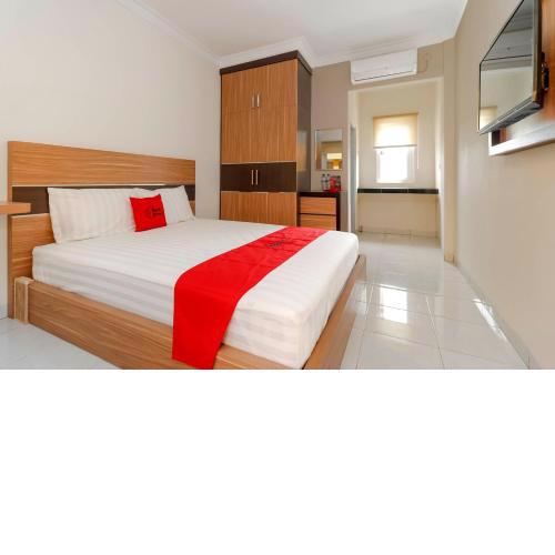 RedDoorz Plus near Palembang Square Mall