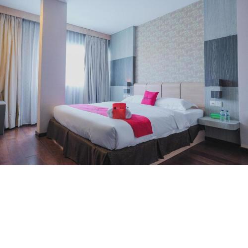 RedDoorz Plus near Pantai Coastarina 2