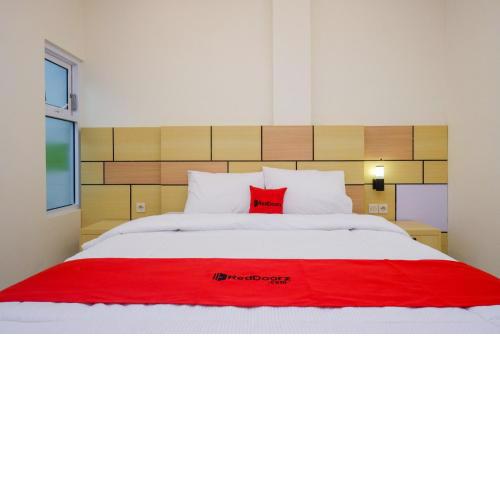 RedDoorz Plus near Pasar Gede Solo