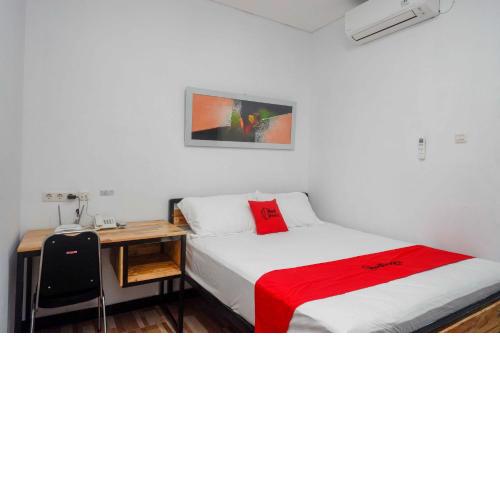 RedDoorz Plus near Patung Kuda Undip
