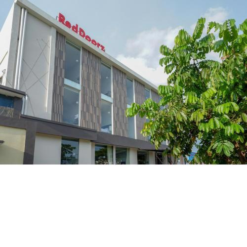 RedDoorz Plus near Solo Baru