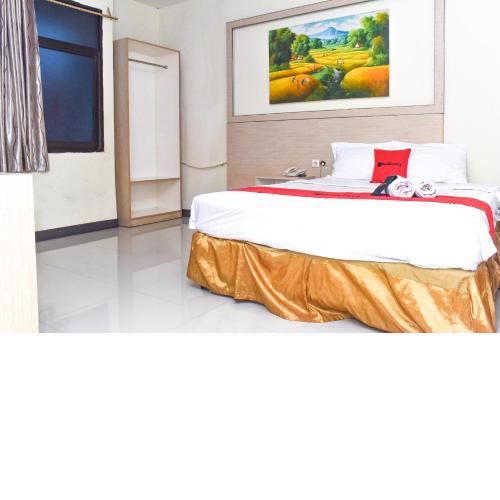 RedDoorz Plus near Sultan Hasanuddin Airport