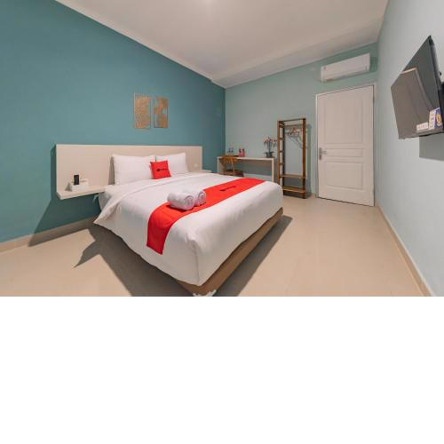 RedDoorz Plus near Surapati Core