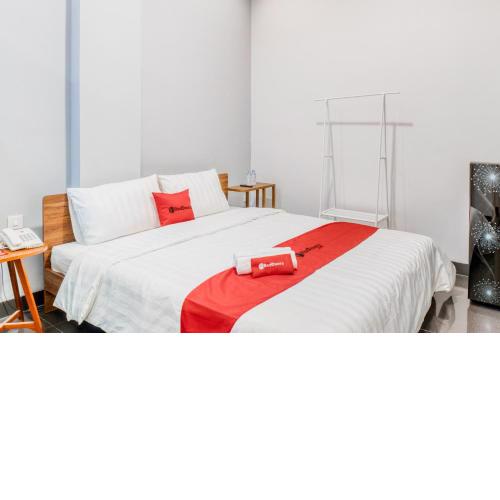 RedDoorz Plus near Taman Ismail Marzuki
