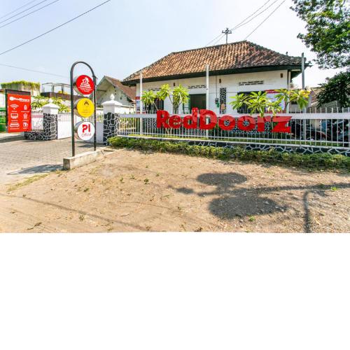 RedDoorz Plus near Taman Sari 2