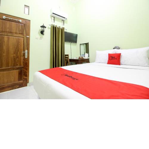 RedDoorz Plus near Taman Sari