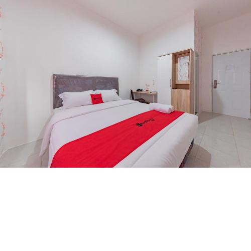 RedDoorz Plus near Tugu Bubur Ayam Cianjur