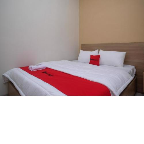 RedDoorz Plus near UMS Solo 2