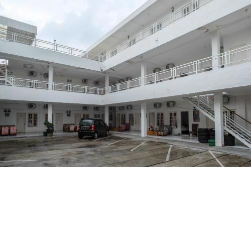 RedDoorz Plus near UMS Solo