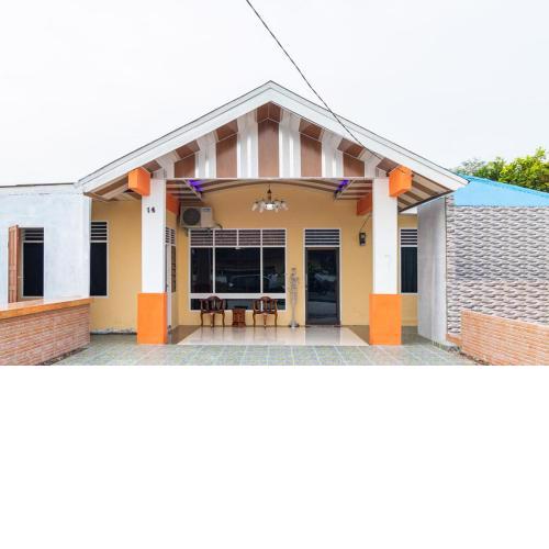 RedDoorz Plus near Universitas Methodist Medan