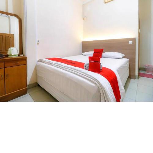 RedDoorz Plus near WTC Batanghari Mall