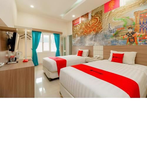 RedDoorz Plus @ Point Phila Cihampelas