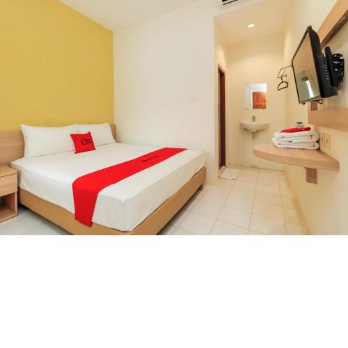 RedDoorz Plus @ Slamet Riyadi