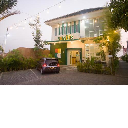 RedDoorz Plus Syariah near Alun Alun Sampang