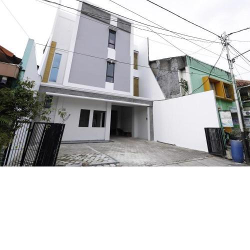 RedDoorz Plus Syariah near Mall Pondok Indah