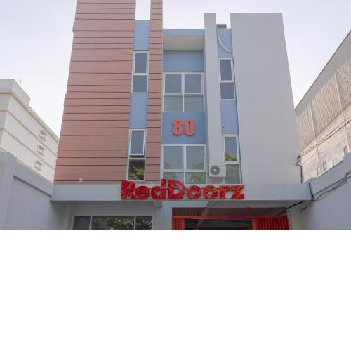 RedDoorz Plus Syariah @ Raya Nginden 2