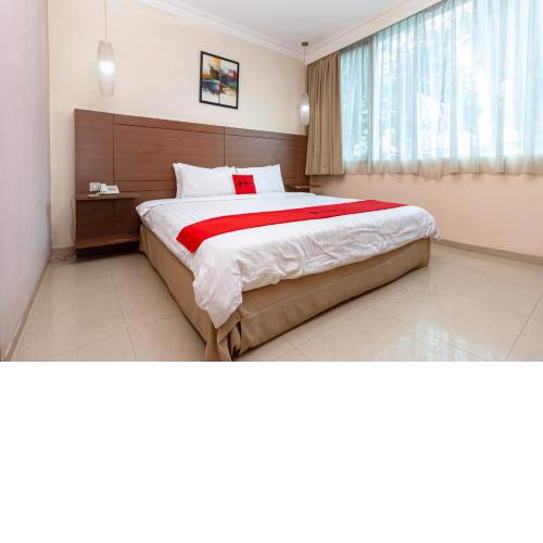 RedDoorz Premium at Hotel Ratu Residence