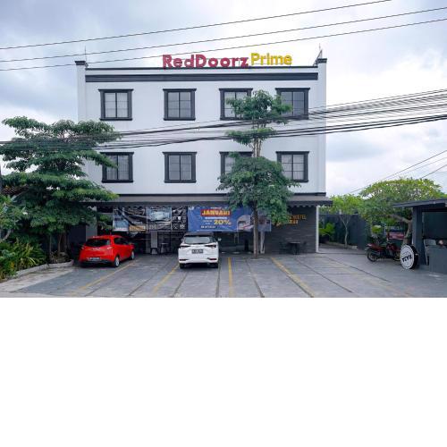 RedDoorz Premium at Raja Hostel Syariah