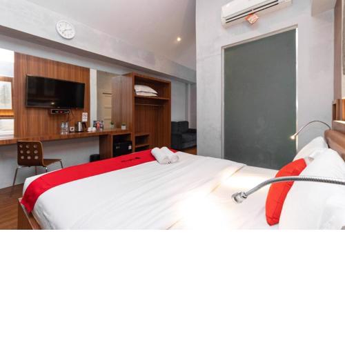 RedDoorz Premium near Centre Point Mall Medan