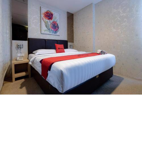 RedDoorz Premium near Grand Batam Mall