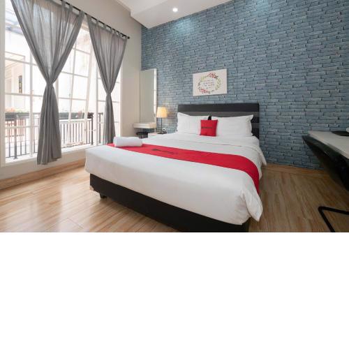 RedDoorz Premium near RS Pondok Indah La Maison